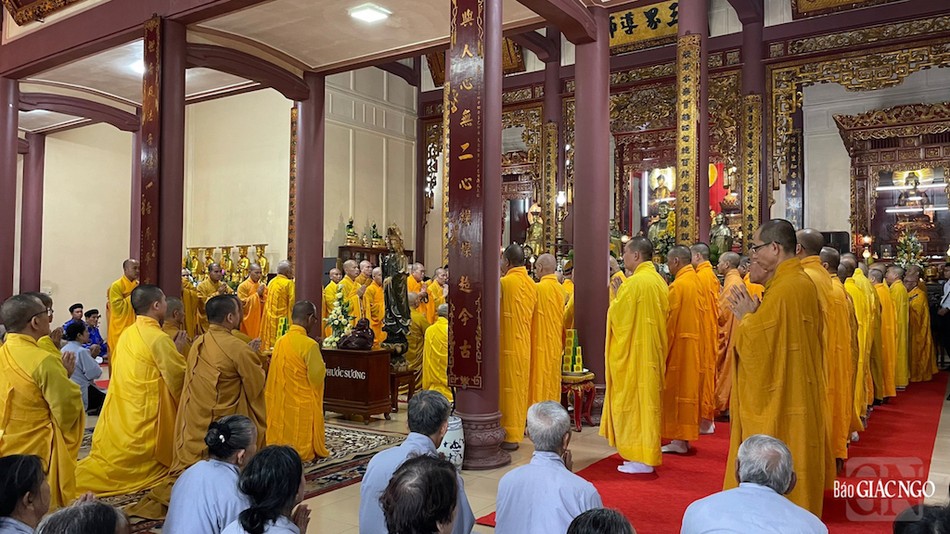 Đông đảo Tăng Ni, Phật tử các nơi về tham dự Đông đảo Tăng Ni, Phật tử các nơi về tham dự