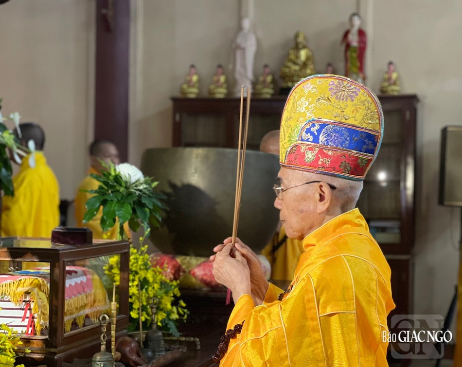 Hòa thượng Thích Quang Nhuận niêm hương cúng Phật Hòa thượng Thích Quang Nhuận niêm hương cúng Phật