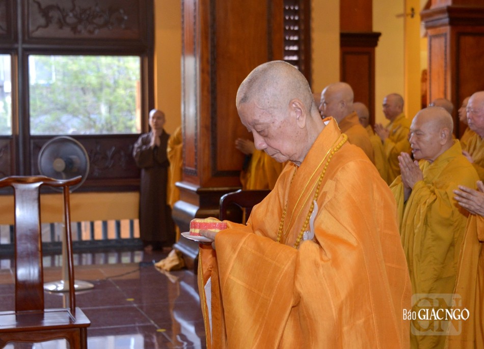 Dâng phạn thực cúng dường Dâng phạn thực cúng dường