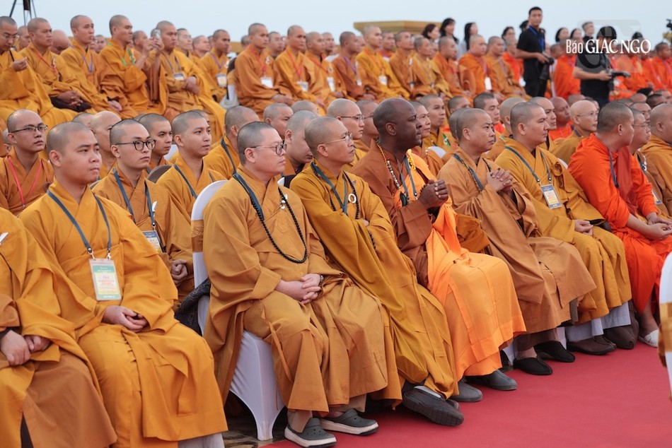 Với sự hiện diện và hiệp lực cầu nguyện của chư tôn đức Tăng Ni các nơi