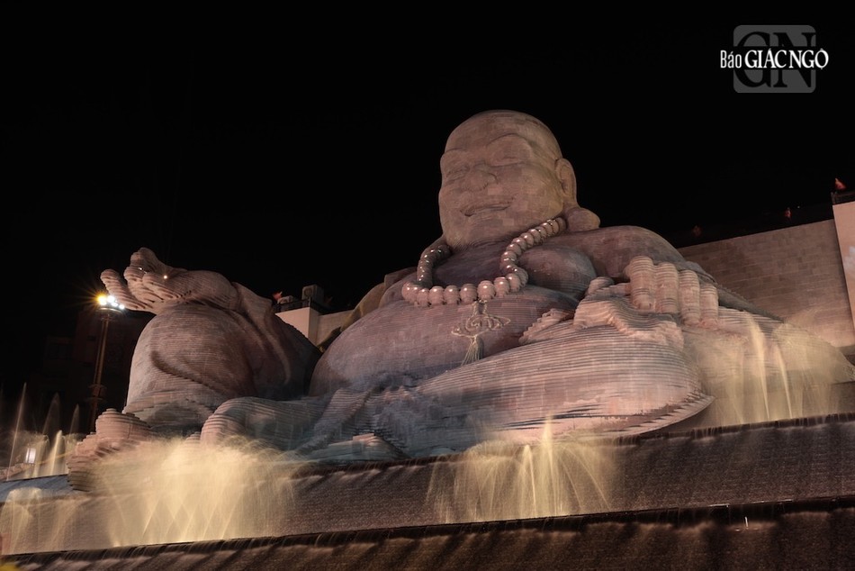 Hơn 20.000 ngọn hoa đăng cầu nguyện cũng được đồng loạt thắp lên tại không gian trước tôn tượng Bồ-tát Di Lặc ngay sau lễ an vị