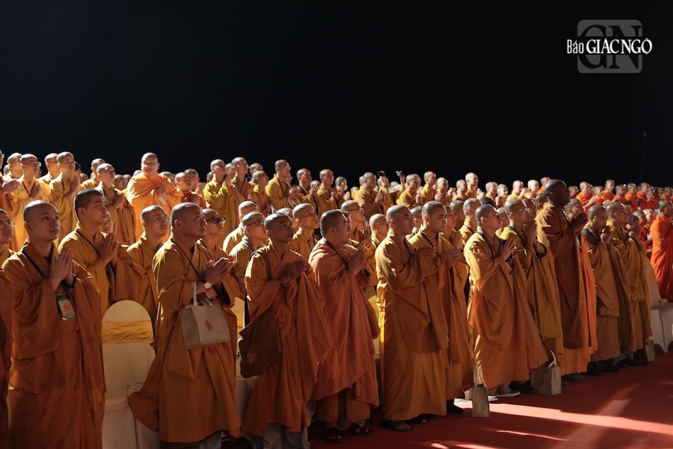 Chư Tăng hiệp tâm cầu nguyện