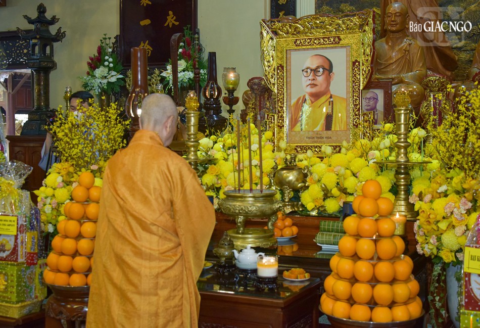 Đức Pháp chủ dâng hương tưởng niệm Trưởng lão Hòa thượng Thích Thiện Hoa tại Tổ đường thiền viện Thường Chiếu