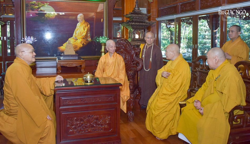 Thiền viện Thường Chiếu được Thiền sư Thích Thanh Từ khai kiến năm 1974 và trụ xứ tu hành, giáo dưỡng đồ chúng suốt nhiều năm tháng Thiền viện Thường Chiếu được Thiền sư Thích Thanh Từ khai kiến năm 1974 và trụ xứ tu hành, giáo dưỡng đồ chúng suốt nhiều năm tháng