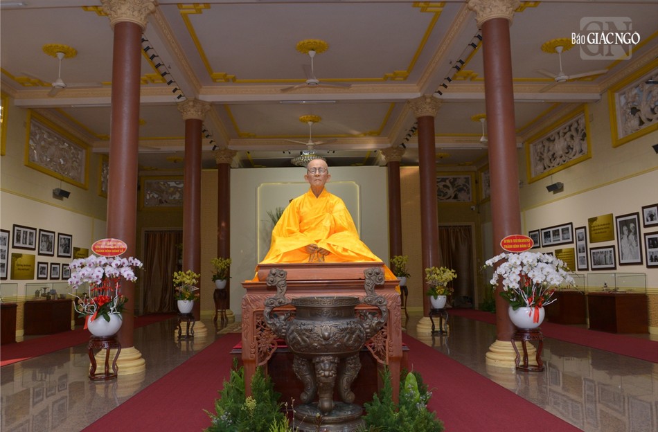 Không gian triển lãm được thiết trí trang nhã tại Tổ đường chùa Vạn Đức