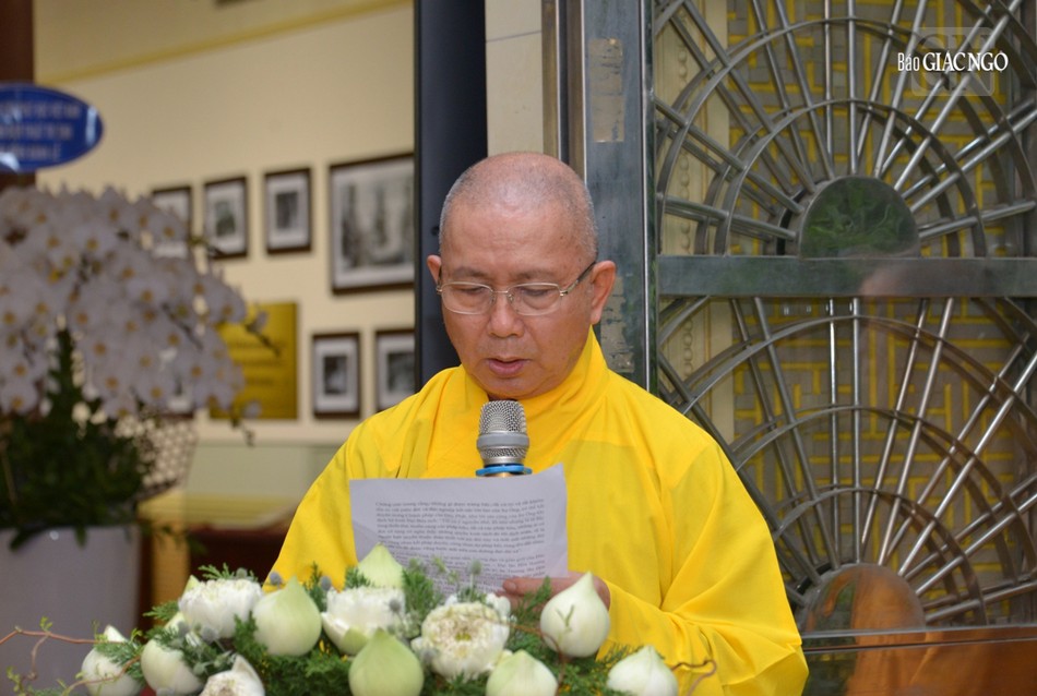 Hòa thượng Thích Hoằng Tri đọc lời khải bạch khai mạc triển lãm