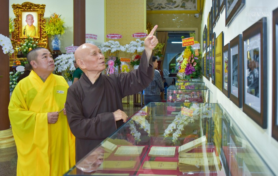 Trưởng lão Hòa thượng Thích Giác Quang tham quan không gian triển lãm tưởng niệm Đại lão Hòa thượng Thích Trí Tịnh Trưởng lão Hòa thượng Thích Giác Quang tham quan không gian triển lãm tưởng niệm Đại lão Hòa thượng Thích Trí Tịnh