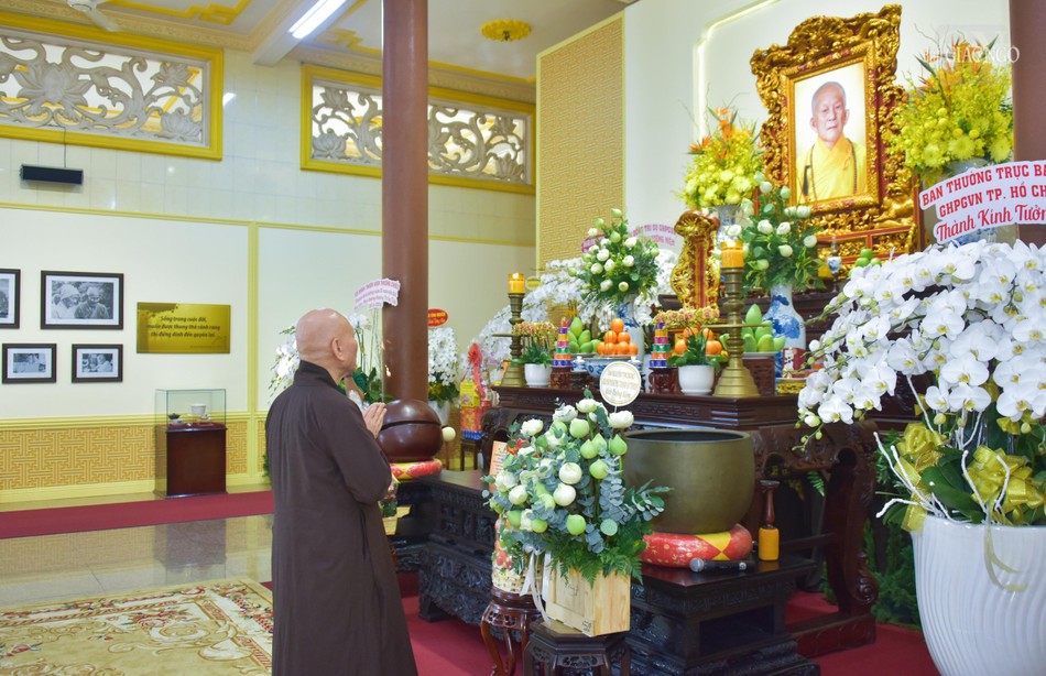 Chiều cùng ngày, Trưởng lão Hòa thượng Thích Giác Quang, Phó Pháp chủ Hội đồng Chứng minh cũng đã đến chùa Vạn Đức tưởng niệm Đại lão Hòa thượng Thích Trí Tịnh Chiều cùng ngày, Trưởng lão Hòa thượng Thích Giác Quang, Phó Pháp chủ Hội đồng Chứng minh cũng đã đến chùa Vạn Đức tưởng niệm Đại lão Hòa thượng Thích Trí Tịnh