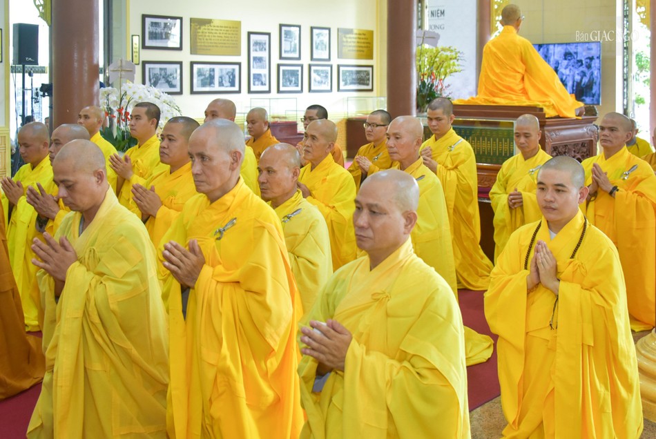 Đại chúng đồng tụng Tứ hoằng thệ nguyện, truy tán công đức bậc thầy của các thế hệ Tăng Ni, Phật tử Đại chúng đồng tụng Tứ hoằng thệ nguyện, truy tán công đức bậc thầy của các thế hệ Tăng Ni, Phật tử