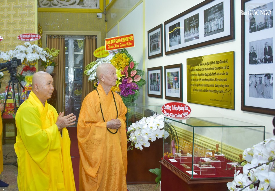 Hòa thượng Thích Hoằng Tri hướng dẫn Đức Đệ tứ Pháp chủ - Đại lão Hòa thượng Thích Trí Quảng xem nơi trưng bày ảnh tư liệu và các hiện vật gắn bó với Đại lão Hòa thượng Thích Trí Tịnh - Ảnh: Quảng Đạo Hòa thượng Thích Hoằng Tri hướng dẫn Đức Đệ tứ Pháp chủ - Đại lão Hòa thượng Thích Trí Quảng xem nơi trưng bày ảnh tư liệu và các hiện vật gắn bó với Đại lão Hòa thượng Thích Trí Tịnh - Ảnh: Quảng Đạo