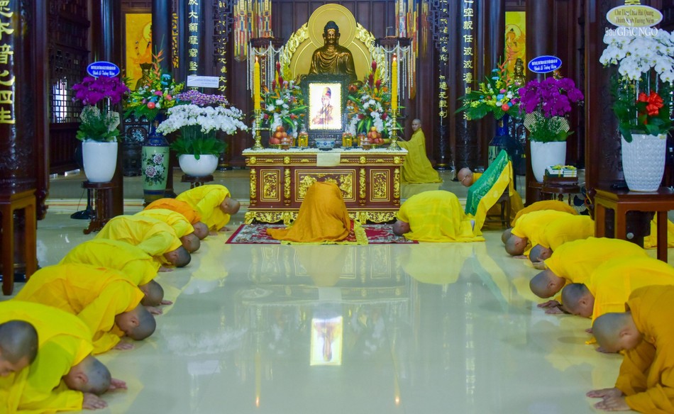 Đảnh lễ bậc Cao tăng Đảnh lễ bậc Cao tăng