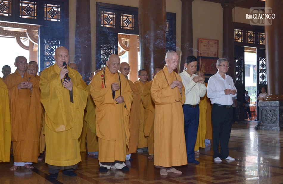 Đức Pháp chủ cùng chư tôn đức dâng hương tưởng niệm Đức Pháp chủ cùng chư tôn đức dâng hương tưởng niệm