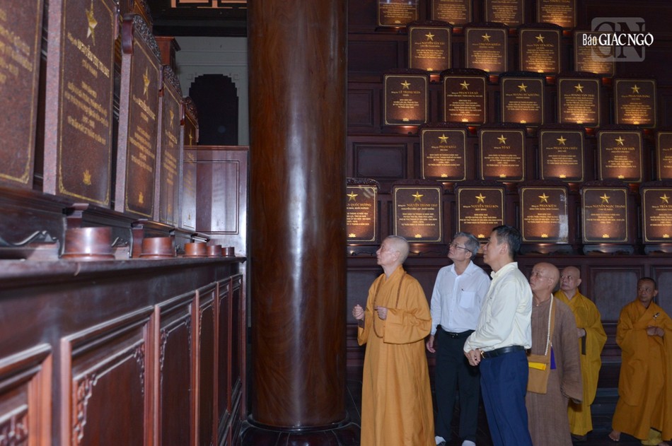 Tại đền tưởng niệm Khu truyền thống cách mạng Sài Gòn - Chợ Lớn - Gia Định Tại đền tưởng niệm Khu truyền thống cách mạng Sài Gòn - Chợ Lớn - Gia Định