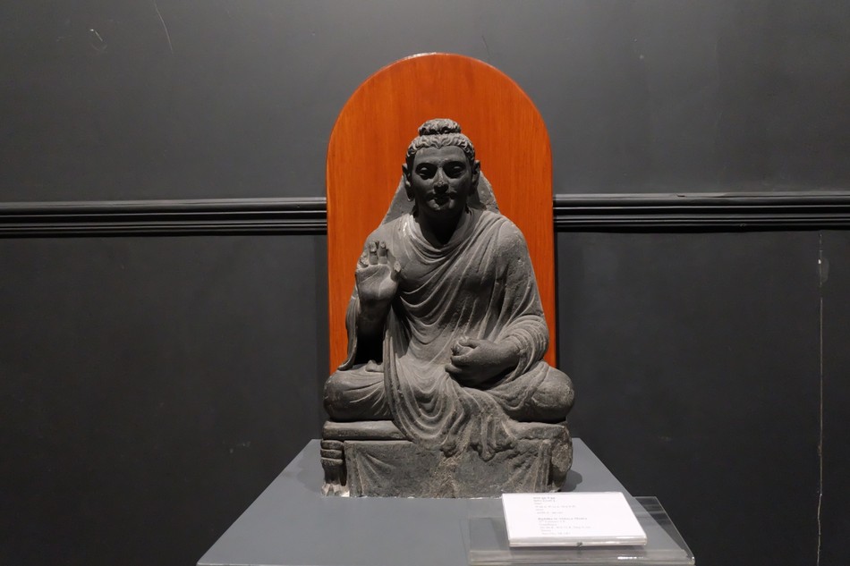 Tượng Phật trong tư thế tọa thiền, phong cách Gandhara, thế kỷ II Tượng Phật trong tư thế tọa thiền, phong cách Gandhara, thế kỷ II