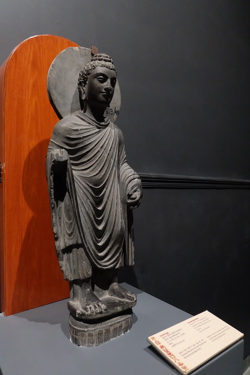 Tượng Phật kinh hành, phong cách Gandhara, thế kỷ II Tượng Phật kinh hành, phong cách Gandhara, thế kỷ II