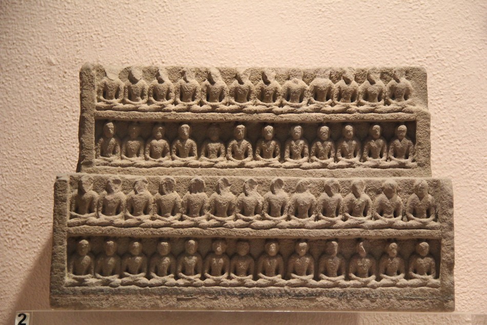 Một đoạn phù điêu bằng đá sa thạch mô tả hình tượng chư Phật, khai quật tại Sanarth, thế kỷ V - Ảnh: Pháp Hạnh Một đoạn phù điêu bằng đá sa thạch mô tả hình tượng chư Phật, khai quật tại Sanarth, thế kỷ V - Ảnh: Pháp Hạnh