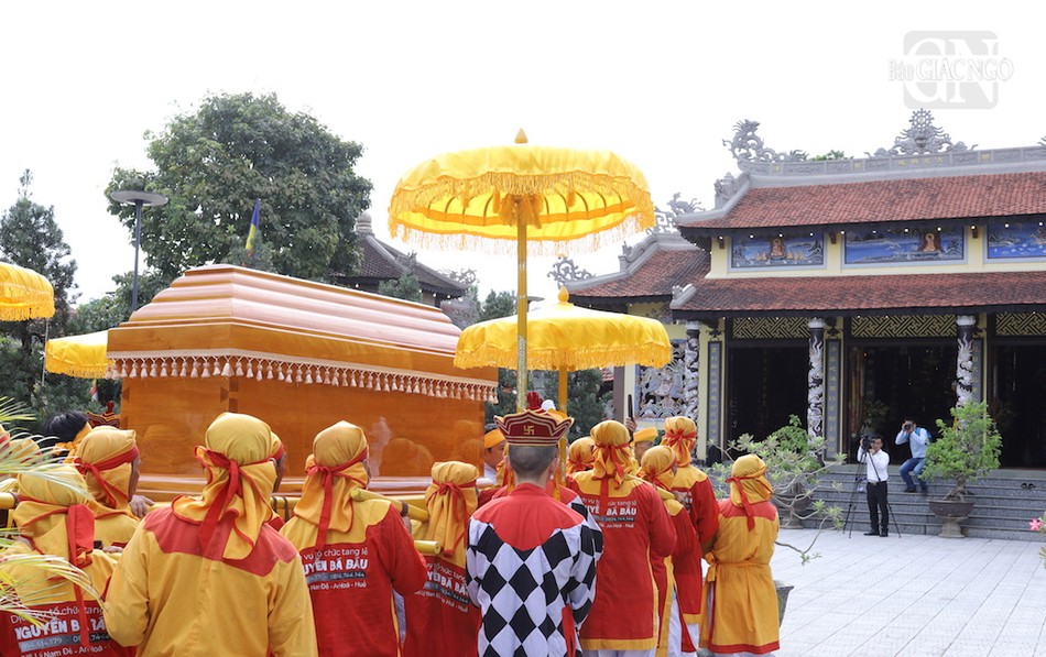 Kim quan Hòa thượng Thích Huệ Trí hướng về chánh điện tổ đình Kim Tiên vọng bái lần sau cuối