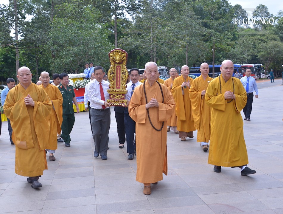 Đức Pháp chủ cùng chư tôn đức đón linh vị các anh hùng, liệt sĩ rước về từ Đền Gia Định