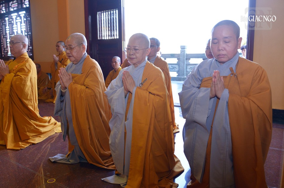 Chư tôn đức Ni cũng hiện diện lắng nghe lời huấn thị của Đức Pháp chủ Chư tôn đức Ni cũng hiện diện lắng nghe lời huấn thị của Đức Pháp chủ