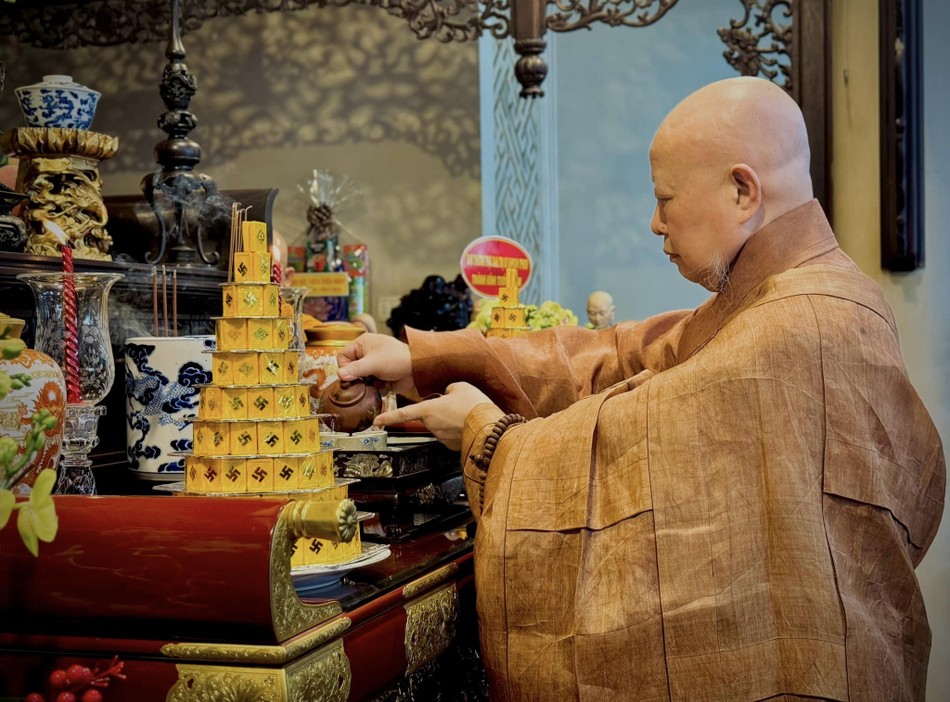 Dâng trà cúng dường giác linh Tổ sư