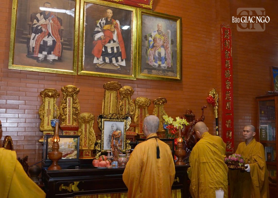 Đức Pháp chủ dâng hương tại Tổ đường tổ đình Linh Nguyên