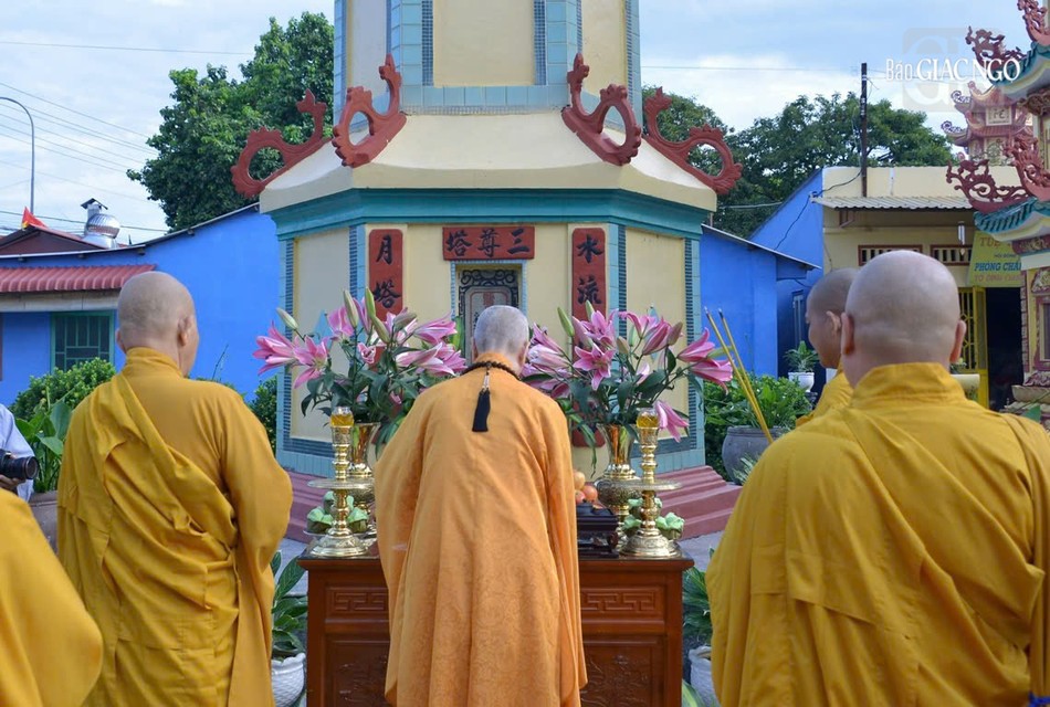 Đức Pháp chủ dâng hương, dâng trà cúng dường tại Tam Bửu tháp - nơi lưu giữ nhục thân Tổ sư Minh Phương - Chơn Hương