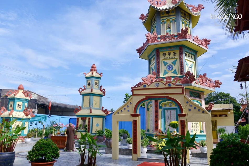 Bảo tháp Tổ sư Minh Phương - Chơn Hương trong khu tháp địa tổ đình Linh Nguyên