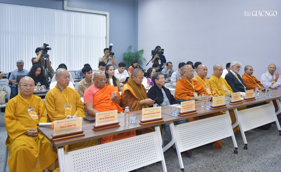 Chư tôn đức, các thành viên ICDV tham dự buổi họp báo