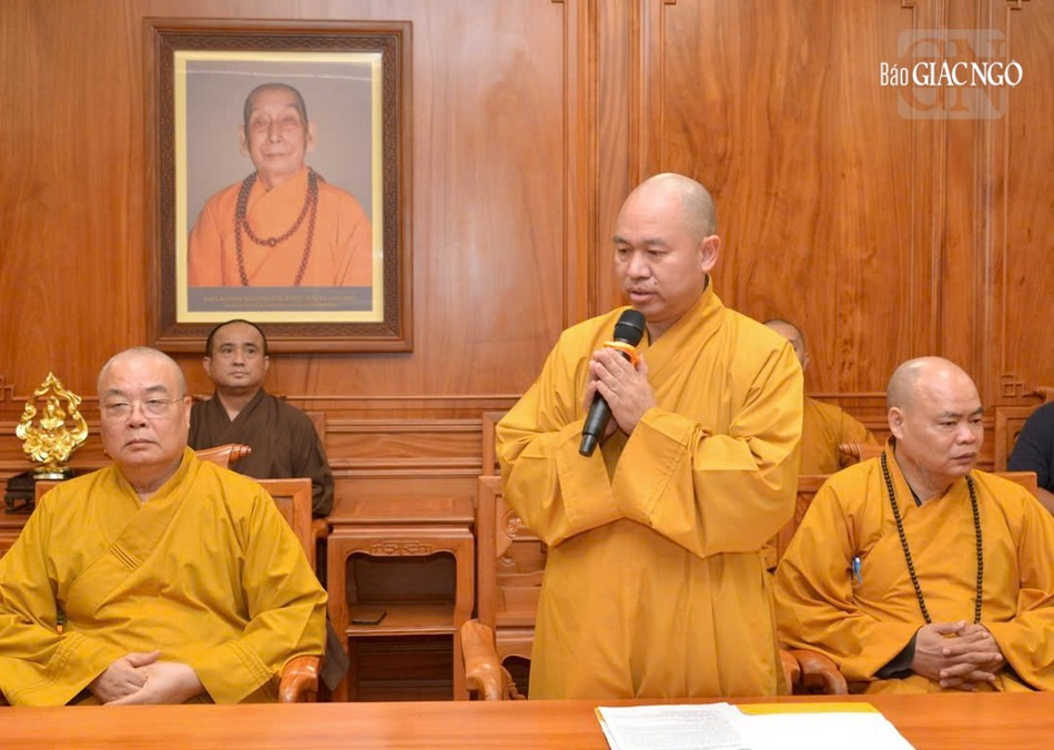 Thượng tọa Thích Đức Thiện, Phó Chủ tịch, Tổng Thư ký Hội đồng Trị sự, Trưởng ban Phật giáo Quốc tế T.Ư bạch trình lên Đức Pháp chủ tại buổi diện kiến Thượng tọa Thích Đức Thiện, Phó Chủ tịch, Tổng Thư ký Hội đồng Trị sự, Trưởng ban Phật giáo Quốc tế T.Ư bạch trình lên Đức Pháp chủ tại buổi diện kiến