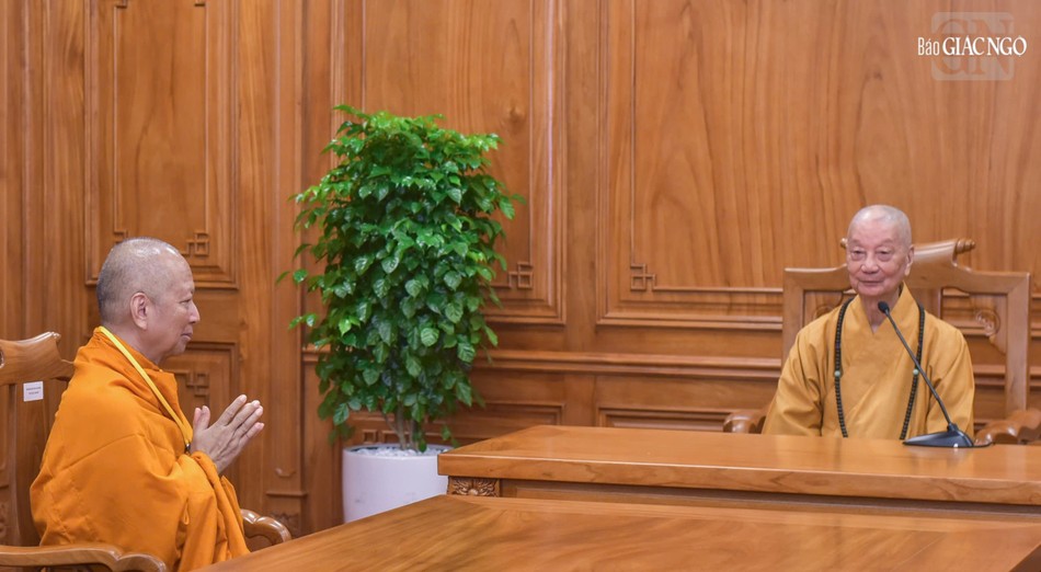 Hòa thượng Chủ tịch ICDV cung kính đón nhận chia sẻ của Đức Pháp chủ GHPGVN Hòa thượng Chủ tịch ICDV cung kính đón nhận chia sẻ của Đức Pháp chủ GHPGVN