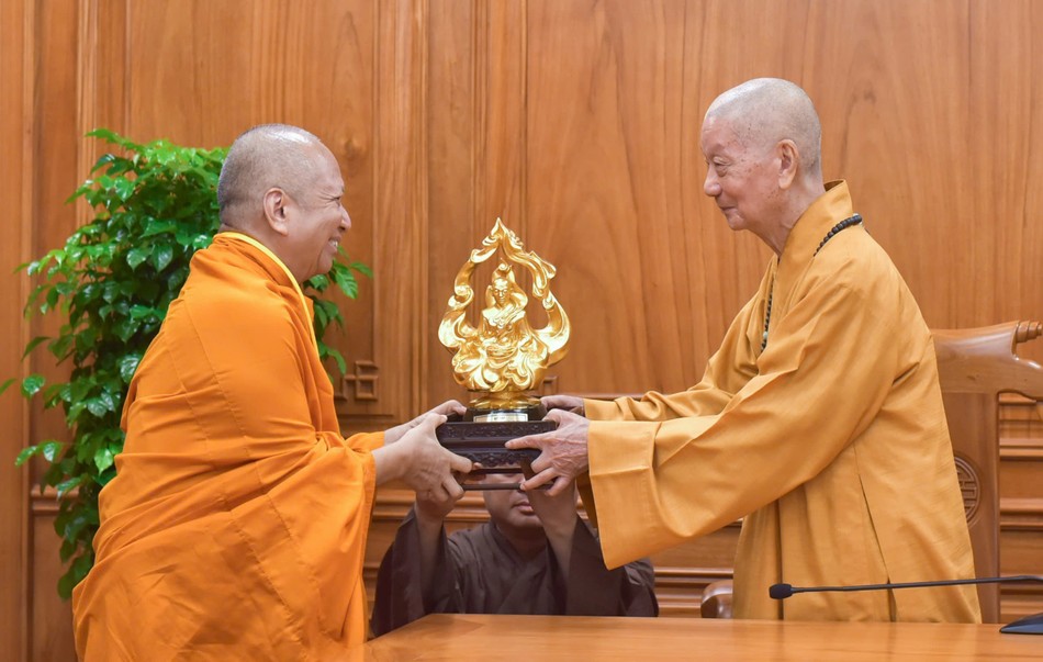 Đức Pháp chủ GHPGVN trao tặng pho tượng Bồ-tát Thích Quảng Đức vị pháp thiêu thân đến Hòa thượng Chủ tịch ICDV Đức Pháp chủ GHPGVN trao tặng pho tượng Bồ-tát Thích Quảng Đức vị pháp thiêu thân đến Hòa thượng Chủ tịch ICDV