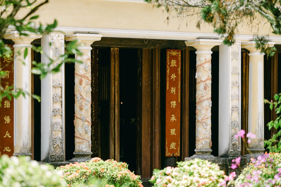 Mặt tiền nhà phương trượng với những cột trụ được đắp nổi dây nho đầy trang nhã