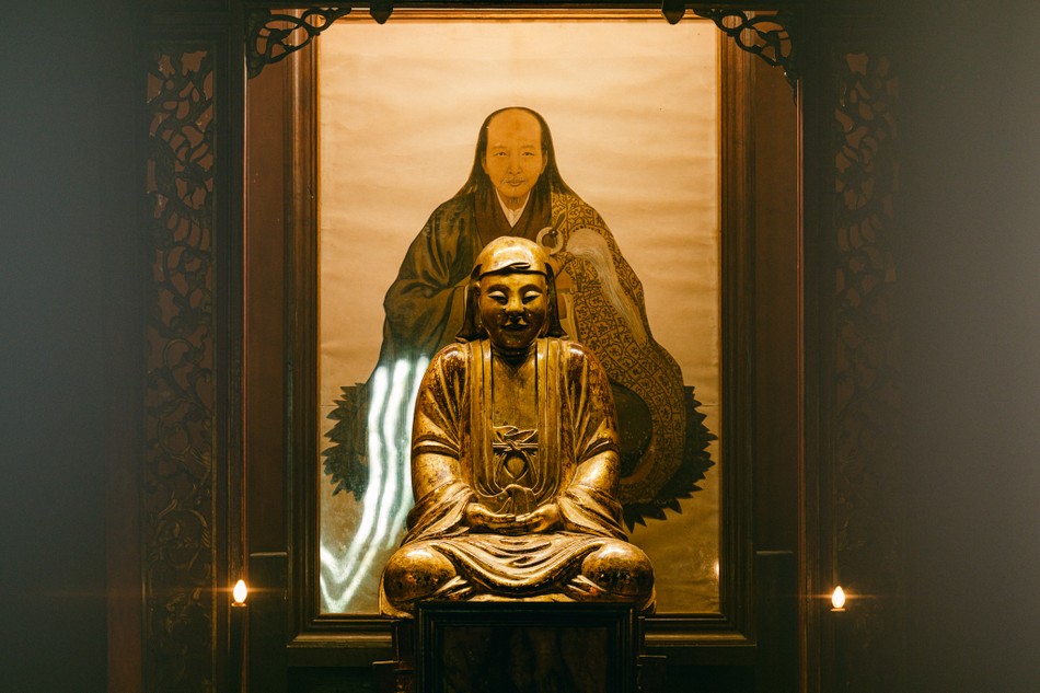 Tiếu tượng Thiền sư Thạch Liêm Đại Sán và tôn tượng Lục tổ Huệ Năng