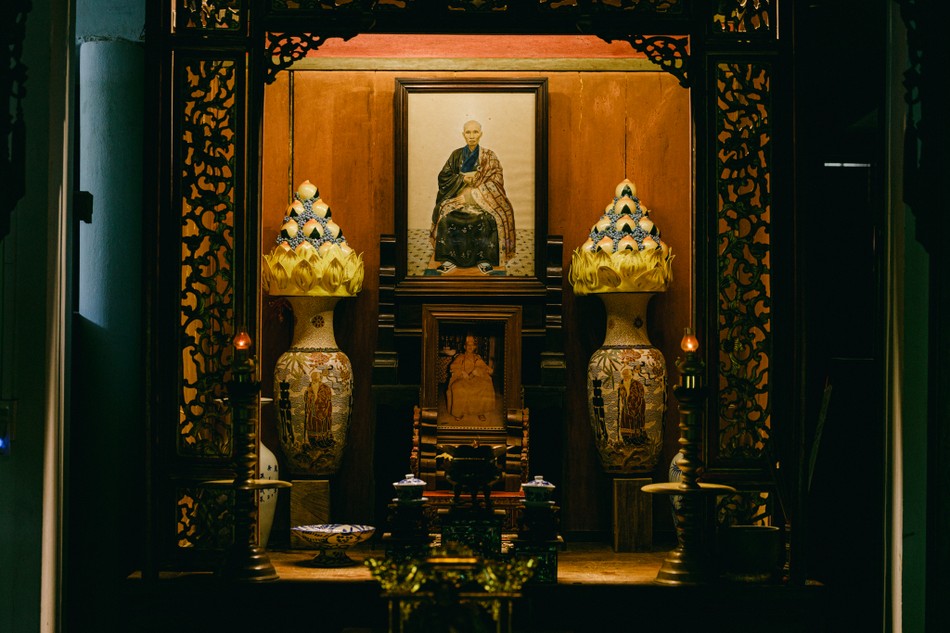 Khám thờ Quốc sư Phước Huệ trong nhà phương trượng