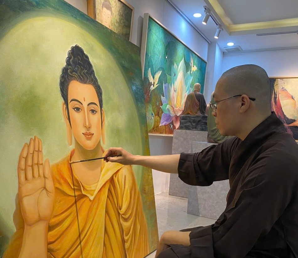 Đại đức Thích Trung Sơn, tức họa sĩ Lê Sơn bên tác phẩm của mình Đại đức Thích Trung Sơn, tức họa sĩ Lê Sơn bên tác phẩm của mình