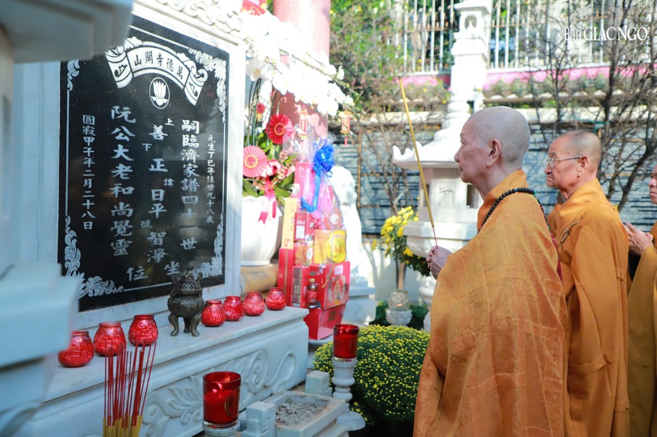 Dâng hương tại tháp Phù Thi, tưởng niệm Đại lão Hòa thượng Thích Trí Tịnh