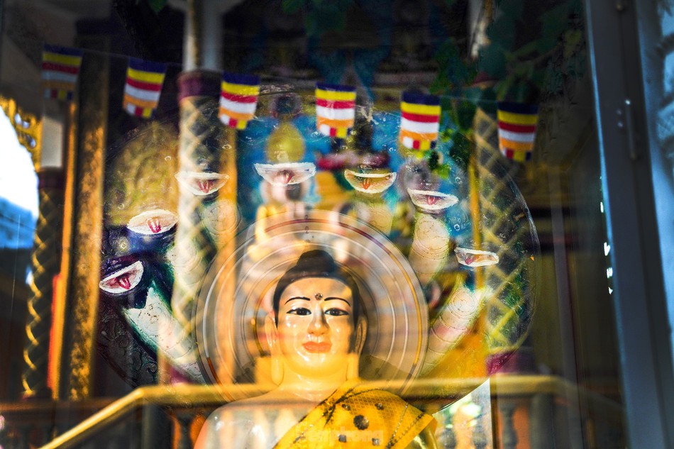 Tượng Phật được bảo vệ trong lồng kính ngồi dưới tượng rắn Naga. Trong các kiến trúc cổ Khmer luôn có hình tượng cầu vồng hình rắn Naga, tượng trưng cho sự nối liền giữa cõi trần gian và Niết-bàn