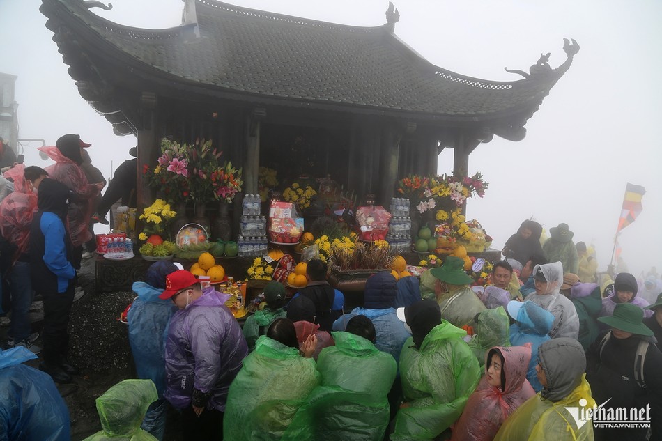 Càng về giờ trưa, lượng người đổ về chùa Đồng càng đông, một số du khách vẫn dùng tiền để mài vào chùa Đồng và chuông để cầu may.