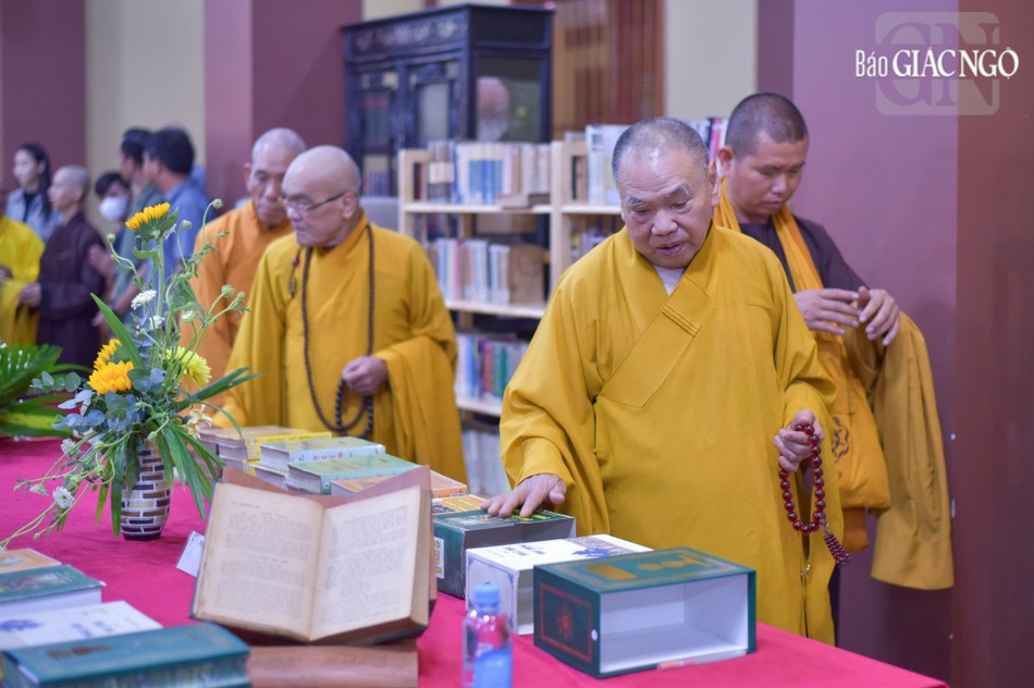 Chư vị Hòa thượng quang lâm tham dự buổi tọa đàm Chư vị Hòa thượng quang lâm tham dự buổi tọa đàm