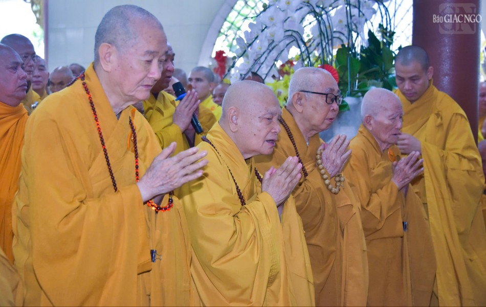 Chư vị Trưởng lão đồng tụng thời kinh tưởng niệm Giác linh Đại lão Hòa thượng Thích Trí Tịnh