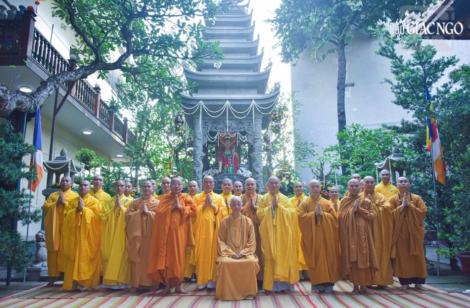 Trước bảo tháp Đại lão Hòa thượng Thích Trí Thủ