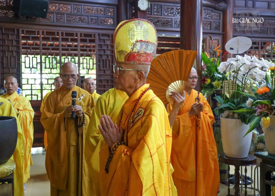 Hòa thượng Thích Huệ Tâm đương vi Sám chủ Hòa thượng Thích Huệ Tâm đương vi Sám chủ
