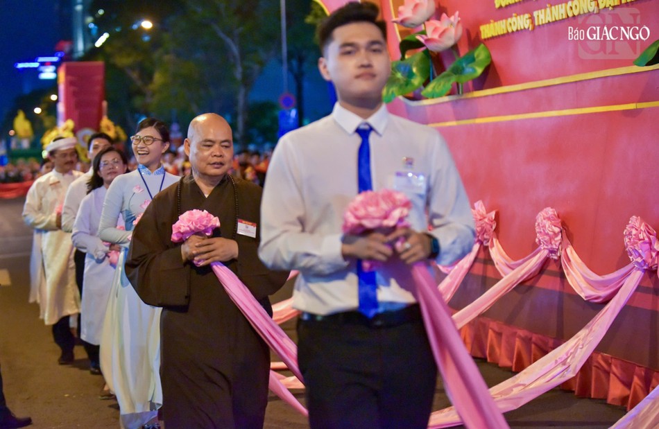 Thượng tọa Thích Thanh Phong, Phó ban Trị sự Phật giáo TP.HCM cùng đại diện các tôn giáo, đoàn thể hiện diện trong khối dẫn đầu diễu hành