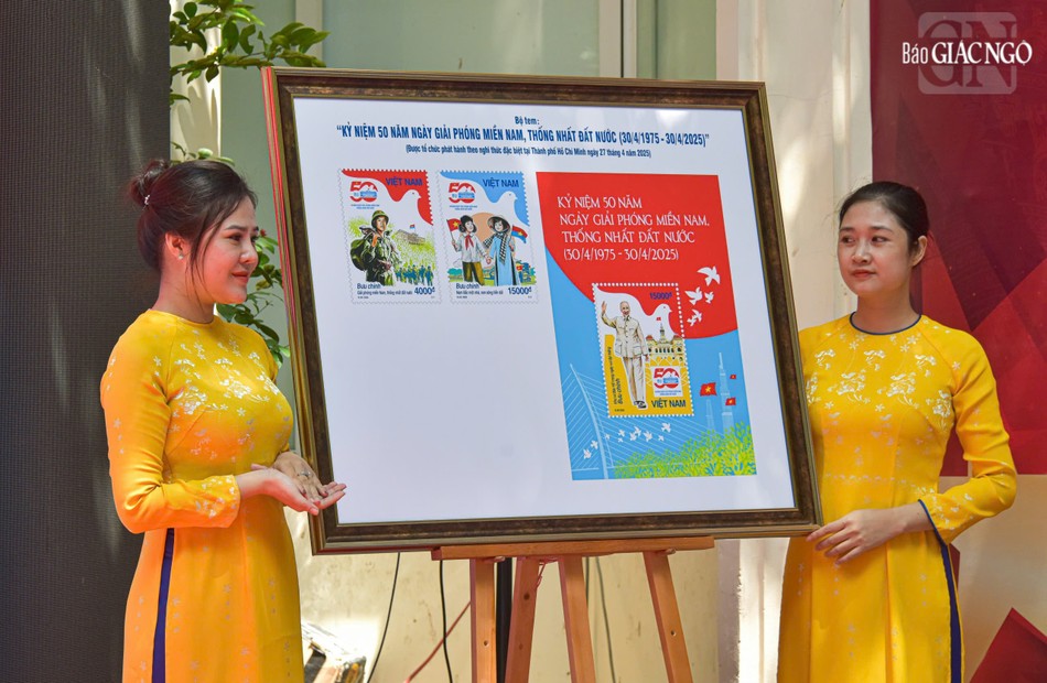 Bộ tem kỷ niệm được ra mắt bao gồm 2 con tem rời, 1 bloc và 1 phong bì đóng dấu kỷ niệm ngày phát hành đầu tiên Bộ tem kỷ niệm được ra mắt bao gồm 2 con tem rời, 1 bloc và 1 phong bì đóng dấu kỷ niệm ngày phát hành đầu tiên