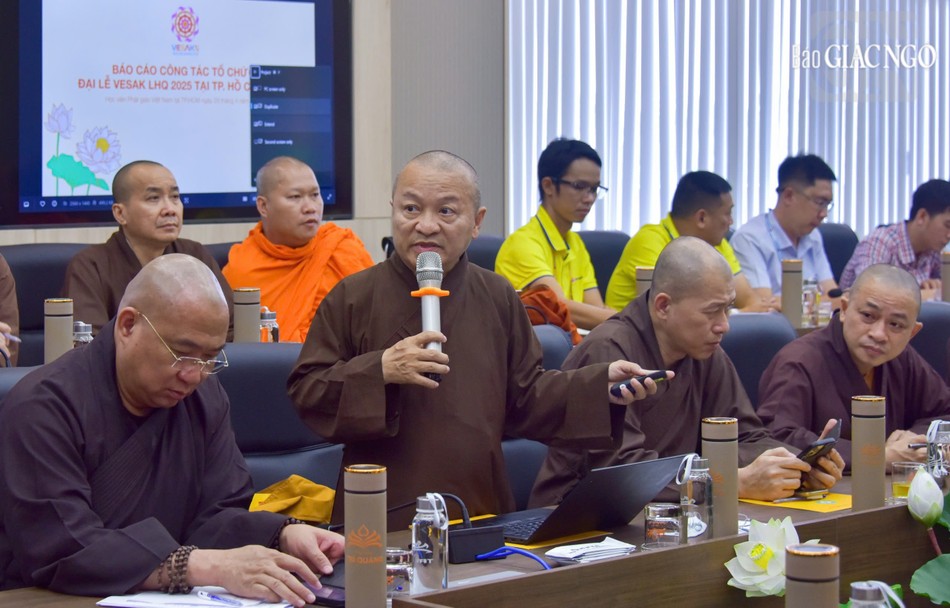 Thượng tọa Thích Nhật Từ báo cáo về công tác thiết trí không gian tổ chức Đại lễ Thượng tọa Thích Nhật Từ báo cáo về công tác thiết trí không gian tổ chức Đại lễ