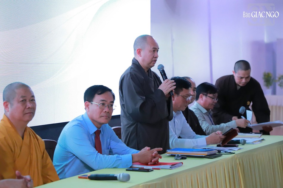 Thượng tọa Thích Đức Thiện chia sẻ với báo chí về hoạt động của Đại lễ