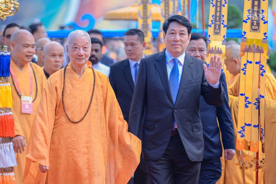 Đức Pháp chủ GHPGVN - Đại lão Hòa thượng Thích Trí Quảng, Chủ tịch nước Lương Cường tiến vào Giảng đường Minh Châu dự lễ khai mạc Vesak Liên Hiệp Quốc 2025