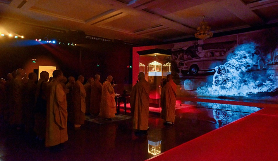 Đức Pháp chủ cùng chư vị Trưởng lão, giáo phẩm mật niệm pháp thân bất diệt của Bồ-tát Thích Quảng Đức trước khi cung thỉnh xá-lợi Trái tim của Ngài an vị nơi tháp Đa Bảo