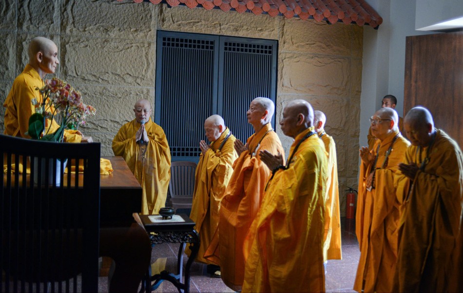 Chư tôn đức Hội đồng Chứng minh, Hội đồng Trị sự GHPGVN bên trong tháp Đa Bảo - Ảnh: Quảng Đạo