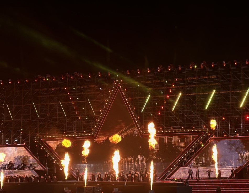 ... Sự kết hợp giữa ánh sáng, màu sắc và âm thanh để tạo nên hiệu ứng đa chiều